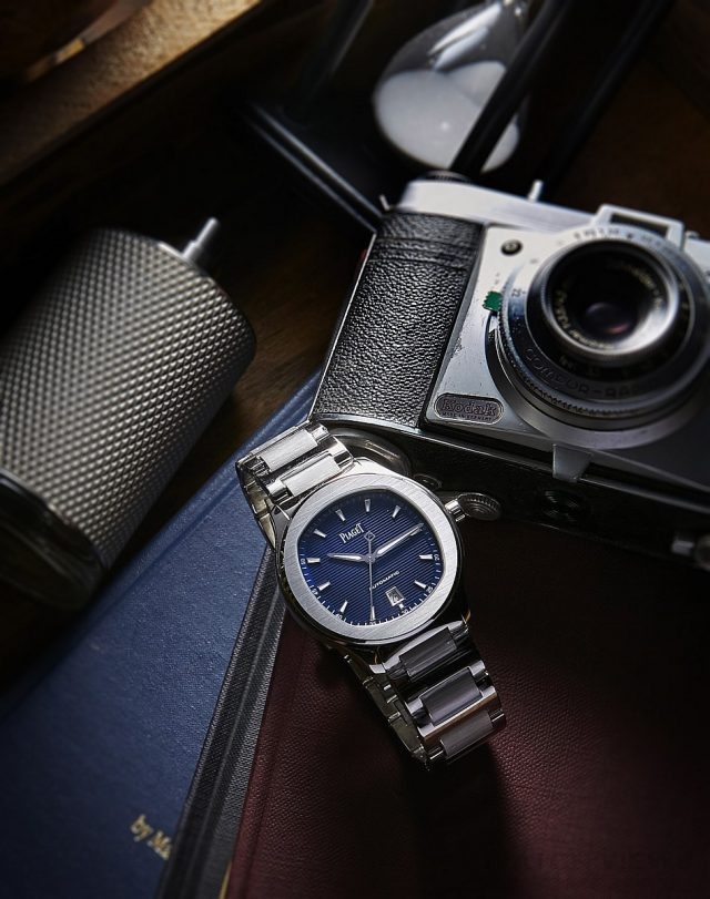 Piaget Polo S 自動腕錶精鋼錶殼，藍寶石水晶底蓋，夜空藍錶盤，鑲貼塗上夜光材質 (Superluminova)的銀色時標，搭載伯爵製1110P自動上鏈機械機芯 (時、分、秒，日期顯示設於6時位置，深灰色擺陀)，厚度為9.4毫米，防水為 100米，精鋼鏈帶搭配折疊式錶釦，G0A41002，台幣參考價格352,000元。