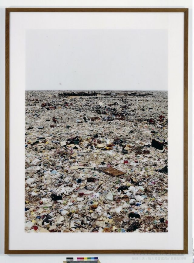 德國知名攝影師Andreas Gursky攝於1995年，影像為墨西哥城郊外的一個垃圾場。