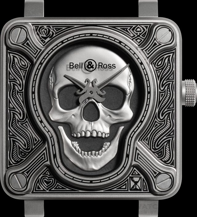 BR 01 BURNING SKULL在柏萊士Bell & Ross標誌性的正方形錶殼內完美設計了骷髏和交叉骨頭圖案。腕錶採用精鋼色加黑色背景，浮雕錶盤上的時針和分針展示了軍事領域的其他傳統圖案：匕首和軍刀。