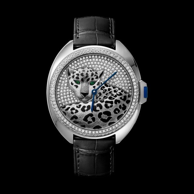 Clé de Cartier 美洲豹裝飾腕錶在卡地亞，美洲豹的形象與精神無處不在。無論是具體或抽象，美洲豹總以細膩神秘的面貌為卡地亞作品增添嫵媚氣質。今年，卡地亞首次在Clé de Cartier錶殼上結合美洲豹浮雕裝飾與工坊精製的自動上鍊機芯，盡顯卡地亞製錶工藝，成就鬼斧神工的獨特作品。在全新Clé de Cartier美洲豹裝飾腕錶臻品上，錶圈鑲滿熠熠奪目的鑽石，雕刻師利用手工鐫刻毛皮的工藝，細膩的手法在斑紋與豹鼻上創造立體感，展現毛髮對比的效果，另外鑲嵌157顆圓形明亮式切割鑽石，打造出精巧微妙的腕錶傑作。