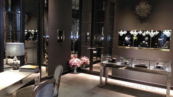 Dior近日在台北101旗艦店展出百件、總價12億的高級珠寶與鐘錶。 