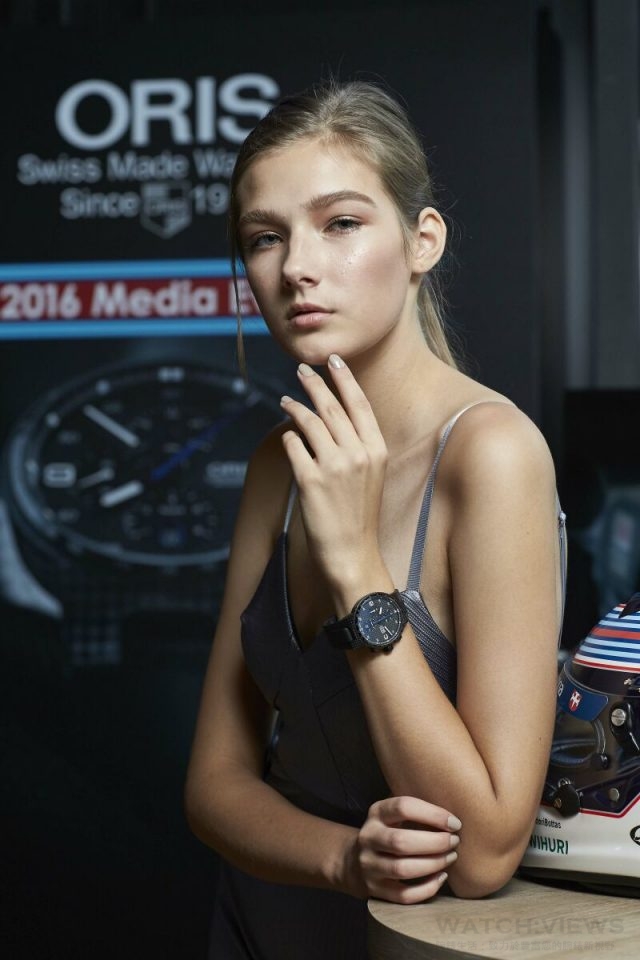 模特兒佩戴Oris Williams Valtteri Bottas 碳纖維限量腕錶。