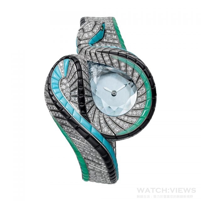 Serpent d’eau Mystérieux 水蛇造型神秘高級珠寶錶雕刻蛇像的靈感源自游水的水蛇，以頭位於水面上的姿勢游著。蜿蜒而和諧的藍色系構成的蛇，盤繞著錶盤、與梨型切割的海水藍寶，呈現極為生動的動態畫面。透過透明的寶石可以看到神秘機芯，以低調精妙的方式顯示時間。1顆梨型切割海水藍寶總重13.34克拉，686顆明亮式切割鑽石，祖母綠雙眼，縞瑪瑙，海水藍寶，綠玉髓蛇鱗。搭載手動上鍊9981 MC型機械機芯，神秘小時及分鐘顯示複雜功能。參考價格約NT$ 42,100,000 (Unique Piece.)