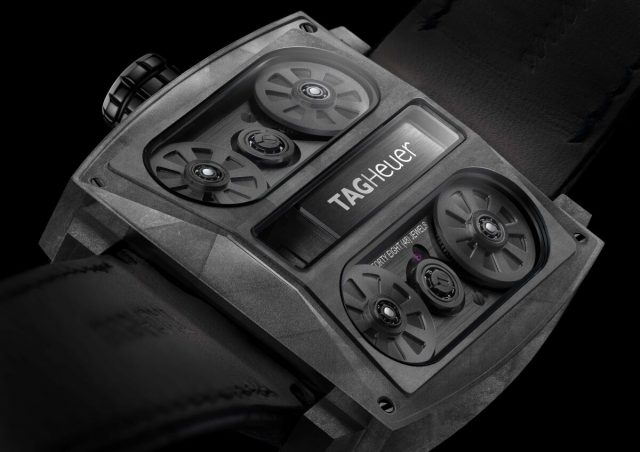 新款Monaco V4 Phantom的錶背可見採用CMC (碳基複合材質) 製作的的機芯。