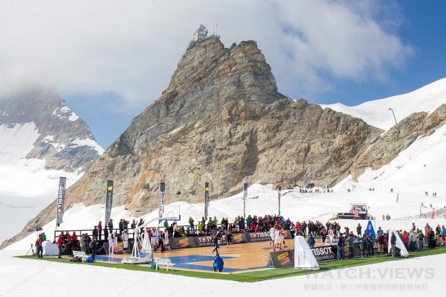 Tony Parker與瑞士籃球隊在海拔 3454 公尺的少女峰山巔進行比賽。