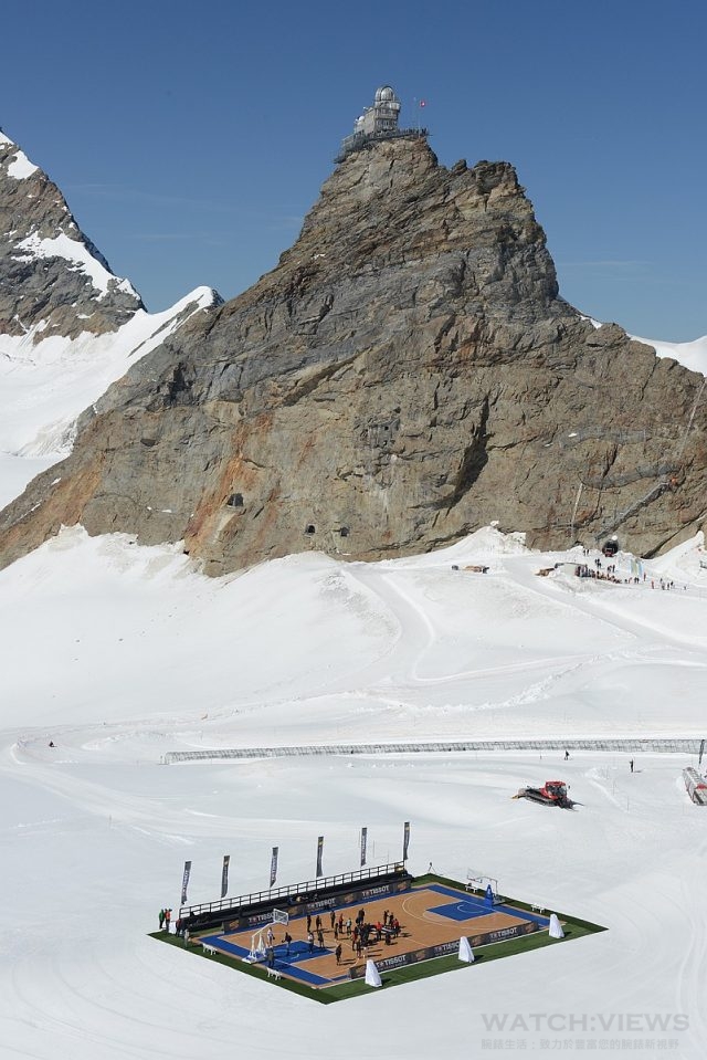 主辦單位少女峰鐵道公司將 33.55 公尺 X 20.78 公尺大的籃球場搬到了阿雷奇冰河上。
