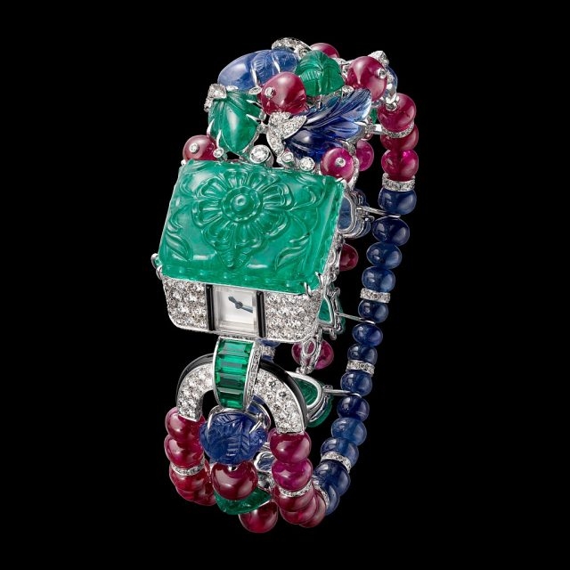Tutti Frutti Agrafe高級珠寶錶水果錦囊 (Tutti Frutti) 自1920年代開始一直是卡地亞的經典設計。在這個系列中，卡地亞運用大量藍寶石、祖母綠與紅寶石，打造印度傳統風格的植物圖案，完成珍貴的花朵設計。代表生命的樹木，茂密生長新生枝葉與野花，散發令人迷醉的香氣。在這個寶石花園中央，錶盤旁鑲嵌著令人深刻印象的雕刻祖母綠，象徵這件作品的非凡獨特性，以及結合卡地亞的珠寶與腕錶製作工藝。鑲嵌與中央的祖母綠為作品賦予活力，其傾斜角度讓人更容易判讀時間。以雕刻祖母綠讓鉤扣變得更搶眼，周圍鑲上大量果實與葉子圖案，打破裝飾藝術鉤扣的幾何形狀。白K金，鑲嵌1顆雕刻祖母綠總重約41.20克拉，27顆紅寶石圓珠總重約58.16克拉，26顆藍寶石圓珠總重約39.15克拉，6顆雕刻藍寶石總重約34.59克拉，7顆雕刻祖母綠總重18.05克拉，5顆長方形切割祖母綠，446顆明亮式切割鑽石，縞瑪瑙。搭載Calibre 101型手動上鏈機械機芯。參考價格約NT$ 58,500,000 。