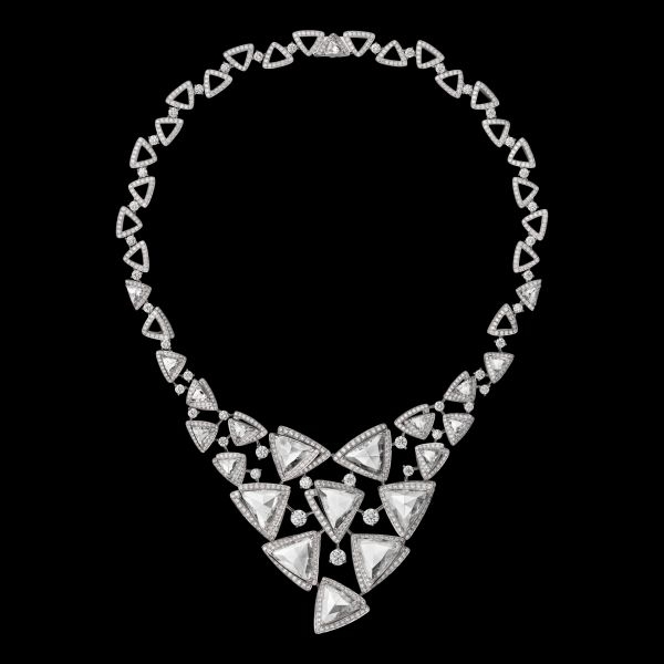 Luminance(亮度) 系列鑽石項鍊，白K金，六顆修飾三角形玫瑰式切割鑽石共13.15克拉，四顆修飾三角形鑽石共4.70 克拉，1.30克拉三角形玫瑰式切割鑽石，三顆明亮式切割鑽石共1.50克拉，三角形玫瑰式切割鑽石，明亮式切割鑽石，參考價格約NT$ 46,700,000 