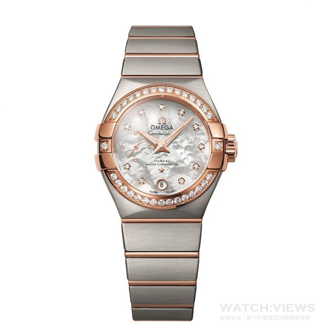 星座Petite Seconde腕錶型號127.25.27.20.55.001，價格: $ 365,700，星座Petite Seconde腕錶可能看起來精緻易碎，但它其實擁有一顆強壯的心臟。由大師天文台錶機芯驅動的星座Petite Seconde腕錶已證明自己符合業界的最高標準，除了著名的星座棘爪，全新系列的所有27毫米腕錶都配備白色珍珠母貝面盤，並用18K金鑲座固定10個鑽石時標。這些代表性腕錶的迷人新巧思是位於9點鐘位置的「小秒針計盤」，搭載4個鑽石時標的巧妙計盤為此系列提供獨特風貌。為營造平衡效果，OMEGA還將日期視窗移至6點鐘方位。 