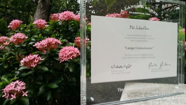 自朗格鑑賞家學院結業，獲Lange Connoisseur證書一份。