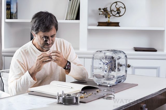馬克．紐森和積家合力創作的全新Atmos空氣鐘，其外形與部分組件都經由這位才華洋溢的設計師重新設計。