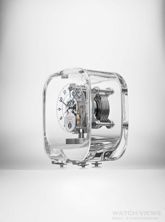 Atmos 568 by Marc Newson空氣鐘幾近恆動的積家568型機械機芯，人手製作和組裝，環形擺輪，每60秒擺動一圈，時、分、月相顯示，一體成型玻璃，由澳洲設計師馬克．紐森(Marc Newson) 設計。