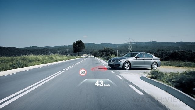 全新BMW 大5系列之路口車流防撞輔助(Crossroads Warning)，可提醒駕駛者前方路口突然出現的車輛，必要時施予煞車力道輔助。