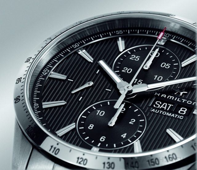 百老匯系列計時碼錶的的計時盤特別硫化橡膠進行倒角處理，展現異素材結合的層次魅力。