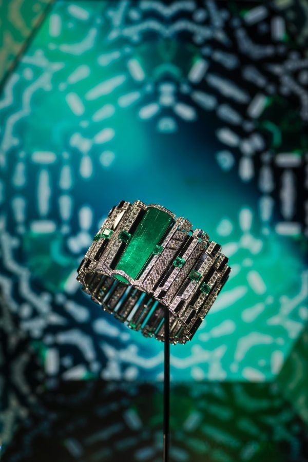 Cinétique(動力學) 系列祖母綠手環，白K金，主石為40.57克拉的巴西祖母綠，8顆方形哥倫比亞祖母綠祖母綠，縞瑪瑙，明亮式切割鑽石，參考價格約NT$ 44,700,000  