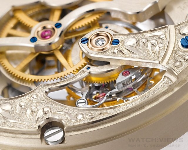 手工雕花擺輪夾板是朗格最重要的錶款特色。