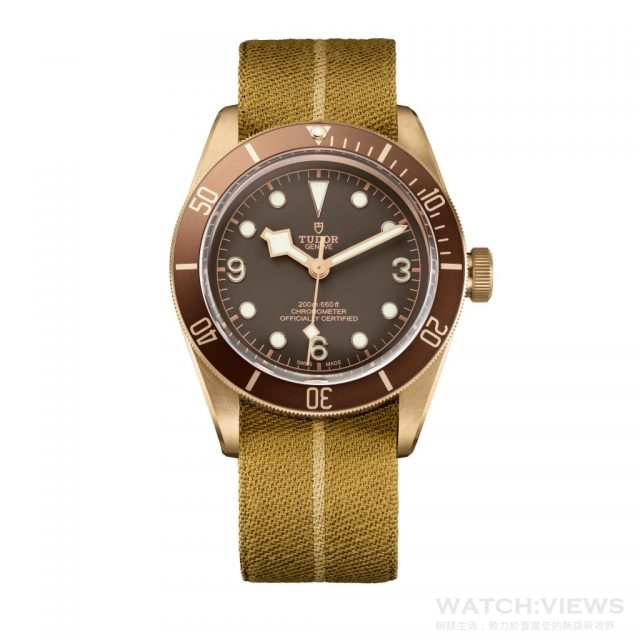 TUDOR Heritage Black Bay Bronze青錶腕錶除了仿古皮錶帶外，還另附織紋錶帶(本圖所示)可供替換。