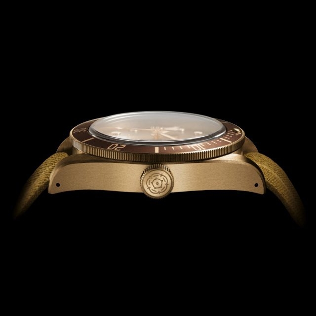 TUDOR Heritage Black Bay Bronze青錶腕錶配備旋入式古銅色 PVD 鋼上鏈錶冠，刻有帝舵玫瑰標誌。