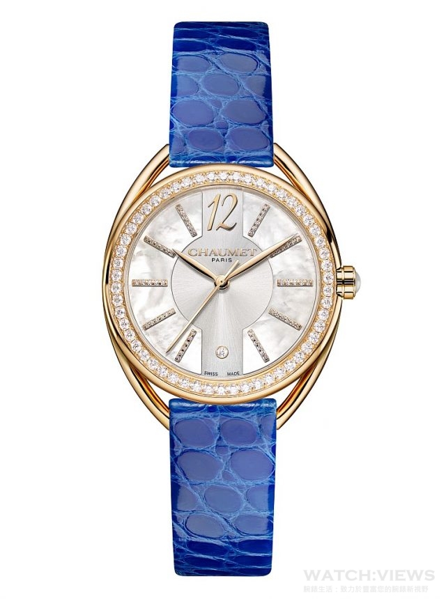 Liens Lumière 腕錶18K 5N玫瑰金（24.8克），錶殼直徑27毫米，厚度9.90毫米，錶框採手工鑲嵌58顆明亮式切割鑽石，共0.56克拉，錶冠為圓柱形，並用白色母珍珠設置，弧形藍寶石水晶玻璃， 防反光處理，防水30米，，瑞士製造ETA石英機芯，建議售價NTD 613,000 元。