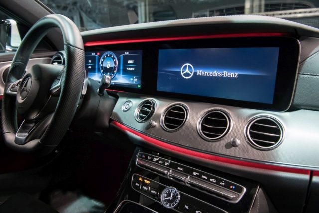 E250車型皆標準配備COMAND Online多媒體系統中控台與12.3吋高解析度液晶螢幕，搭配觸控手寫板功能及智慧型手機整合套件。