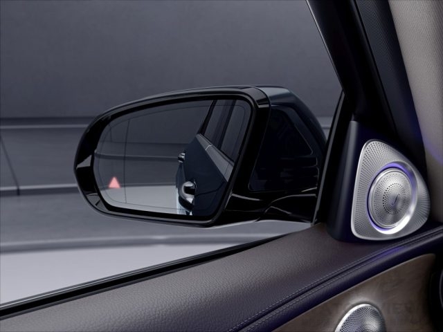 全新E 250車型尖端主動駕駛輔助系統，包含主動盲點輔助，提醒駕駛注意後方來車，大幅提升行車安全。