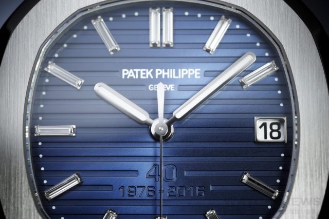 Patek Philippe, 5711/1P蓓蓓藍色PVD處理的18K金面盤，橫向凸紋圖案裝飾及"40"與"1976-2016"浮雕字樣；棒狀點鐘標記以18K金製，騎上並鑲嵌有頂級方鑽。