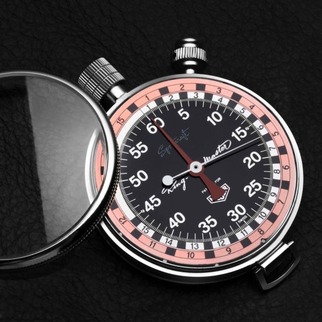 Tag Heuer的阿里紀念腕錶， 靈感來自1957年問世的這款Ring-Master計時碼錶。