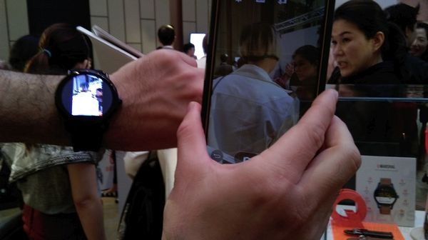 Fossil Q以藍牙連接智慧型手機，便能輕鬆遙控拍照的功能。