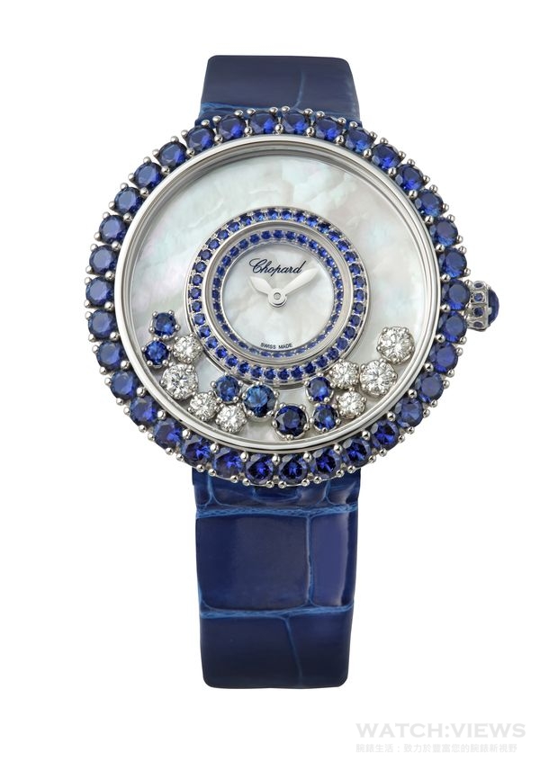 Happy Diamonds系列腕錶，18K白金材質圓型腕錶，錶圈鑲有爪鑲藍寶鑽石，白色珍珠貝母錶面含有15顆兩種不同大小的滑動藍寶鑽石，搭配寶藍色鱷魚皮錶帶。參考價：NTD1,397,000。
