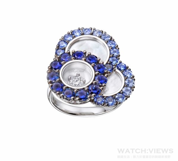 Happy Dreams系列戒指，18K白金戒指，鑲滿爪鑲鑽石及1顆爪鑲滑動鑽石，底部飾以白色珍珠貝母。參考價：NTD366,000。