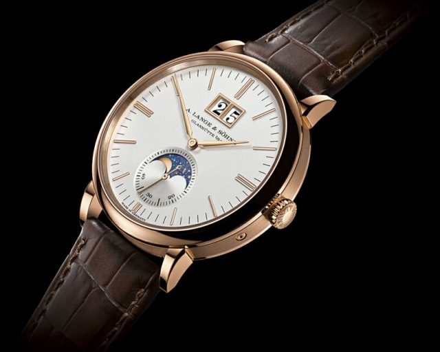 朗格Saxonia月相錶18K玫瑰金錶殼，錶徑40毫米，時、分、小秒針、大日期、月相顯示，L086.5手上鍊機芯， 動力儲能72小時，鱷魚皮錶帶。