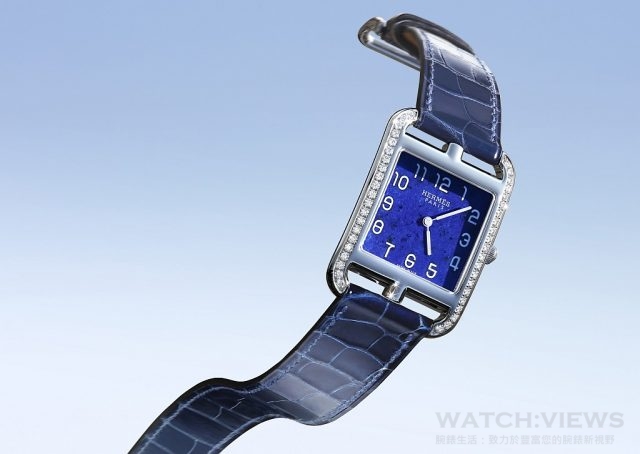 Cape Cod精鋼腕錶錶徑29x29 毫米鑲嵌，42 顆鑽石(共重 0. 75 克拉)，青金石錶盤，Double-tour 雙圈可替換亮面藍寶石色鱷魚皮錶帶。