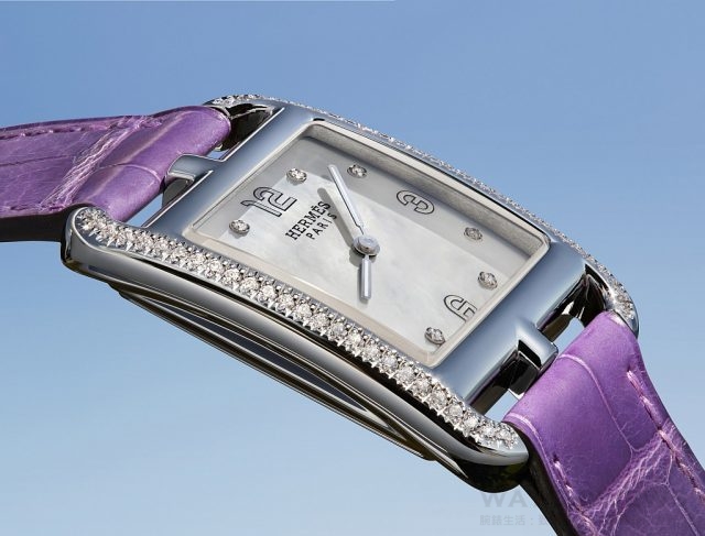 Cape Cod精鋼腕錶錶徑29x29 毫米鑲嵌，42 顆鑽石(共重 0. 75 克拉)，青金石錶盤，Double-tour 雙圈可替換亮面藍寶石色鱷魚皮錶帶。