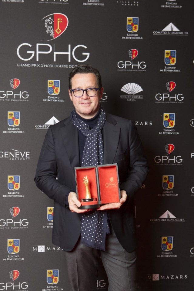 愛彼錶總裁François Bennahmias先生代表領取日內瓦高級鐘錶大賞（GPHG）於2016年11月10日頒發的給皇家橡樹概念Supersonnerie超問錶的「最佳機械創新錶」大獎。