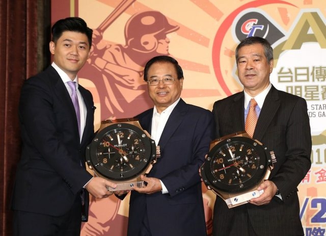 台灣與舶錶總經理奚偉（左）致贈宇舶錶壁鐘給中華隊和日本隊