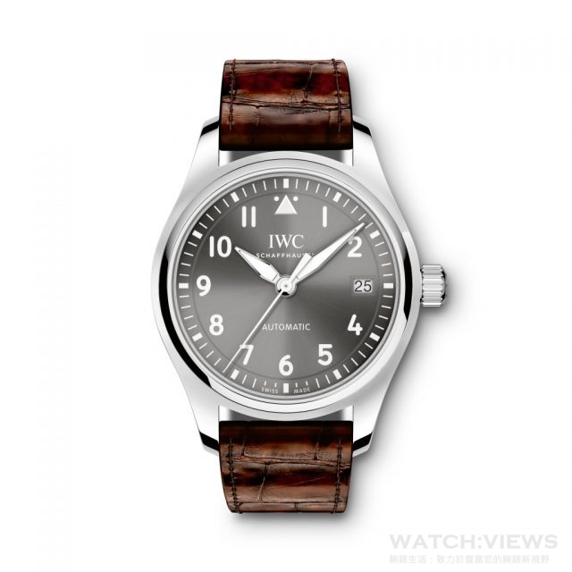 飛行員自動腕錶36飛行員自動腕錶36，型號IW324001，錶殼直徑36毫米，對於青睞略小尺寸優雅時計的愛錶人士來說極具吸引力，是IWC萬國表當前飛行員腕錶系列中尺寸最小的錶款。戴上它，從此你也愛上飛行。