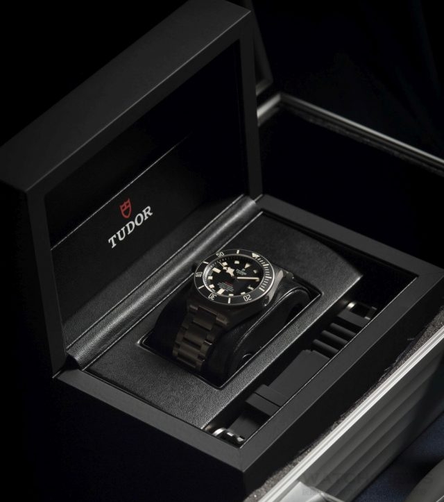 Pelagos LHD隨錶盒附送橡膠錶帶，配帶扣以及延展配件。