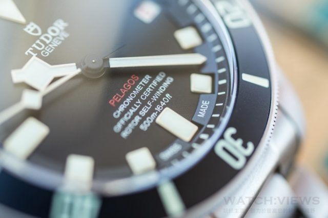 Pelagos腕錶上塗有淺淙色夜光刻度，6點鐘位置飾以紅色「PELAGOS」字樣