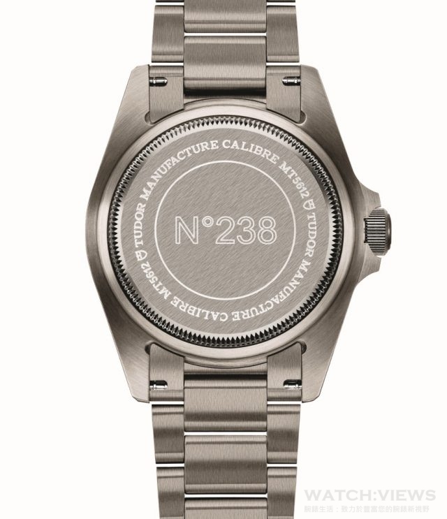 每款Pelagos LHD腕錶的不銹鋼錶殼底蓋上都以特大阿拉伯數字鐫刻有獨家生產編號，這是帝舵的首創之舉。