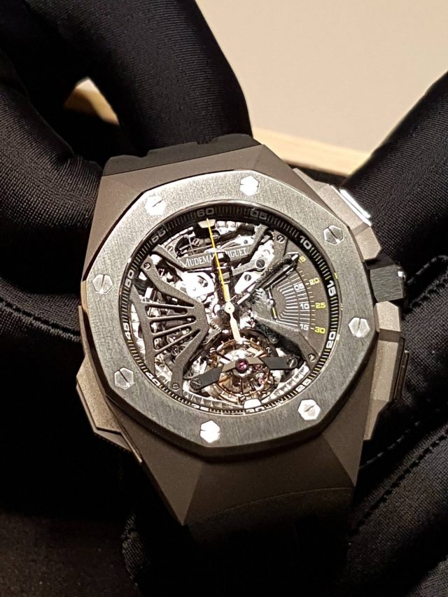 剛榮獲2016日內瓦鐘錶大賞的皇家橡樹概念Supersonnerie超問錶已於日前現身台北101購物中心3樓的愛彼專賣店。