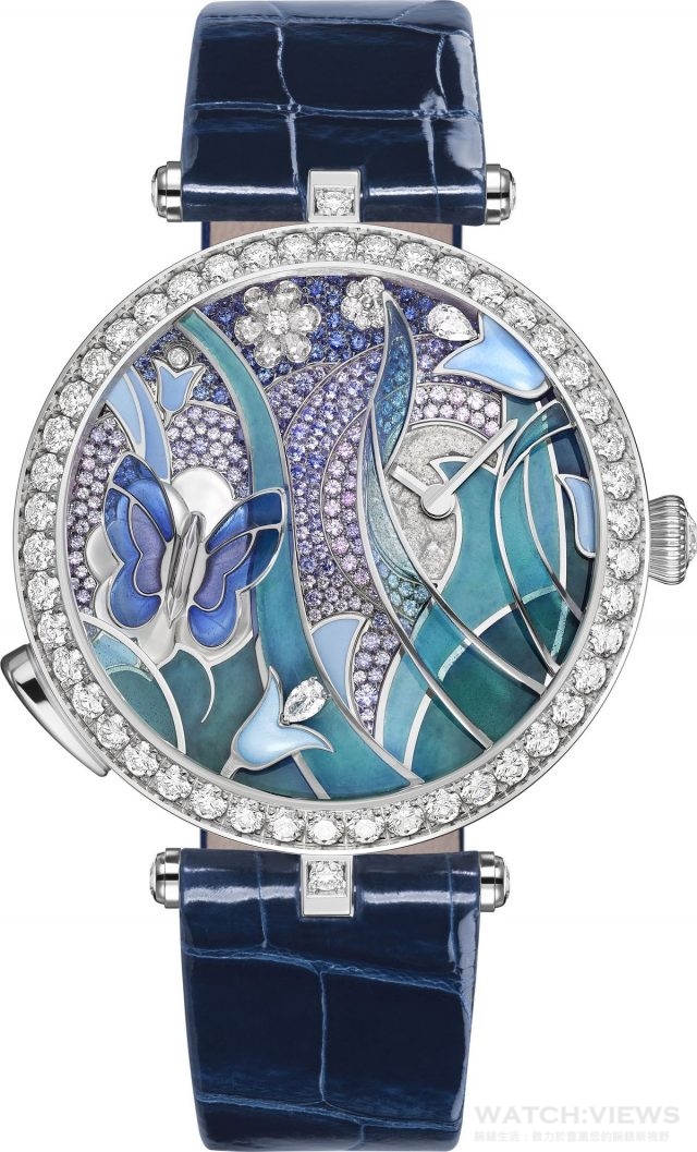 Lady Arpels Papillon Automate腕錶 38毫米白K金錶殼、鑲鑽錶圈、鑲鑽錶冠 錶盤︰圓形及梨形鑽石、藍色及粉紫色藍寶石、珍珠貝母。運用內填琺瑯、 金屬薄片嵌飾、彩繪玻璃及弧面彩繪玻璃琺瑯。 錶底蓋︰鐫刻黃K金及藍寶石水晶鏡面，透現出精雕細琢的平衡擺陀 由Van Cleef & Arpels梵克雅寶獨家研發的自動上鏈機械機芯， 配備隨機自動組件及手動模組按鈕。 機芯擁有四項Van Cleef & Arpels梵克雅寶專利設計。 藍色短吻鱷魚皮錶帶，白K金鑲鑽錶扣 限量編號版