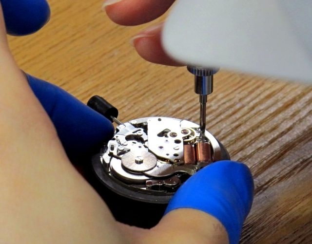 在匠工房中以人工組裝的Spring Drive 9R機芯。出自匠工房的每一枚機芯都是由一位製錶師獨立完成，以確保組裝品質。