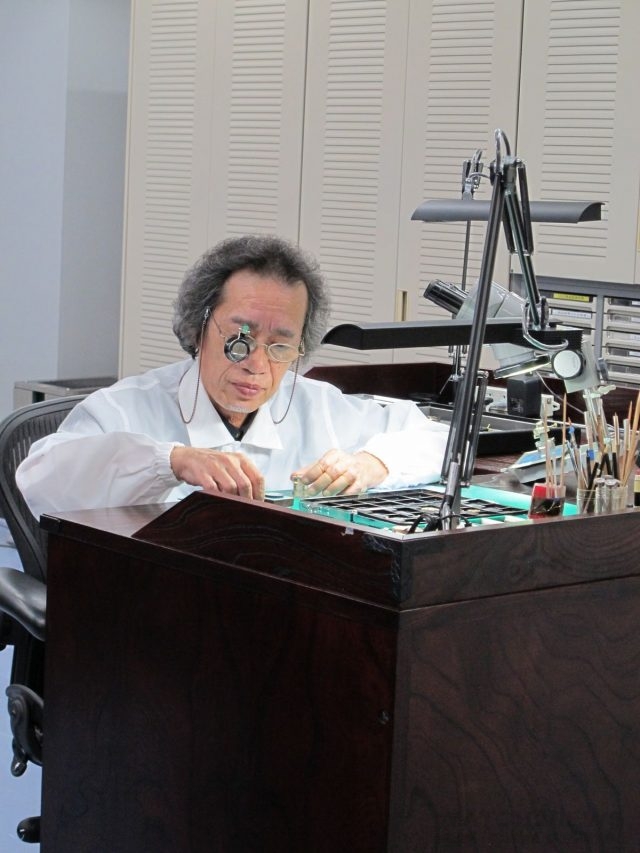專精機械時計組裝調校的國寶大師櫻田守在千葉縣SII總部進行超薄鏤空金雕機芯6899的組裝，他是SII廠3位獲得大師認證的製錶大師之一，也是「雫石高級時計工房」的發起人之一。