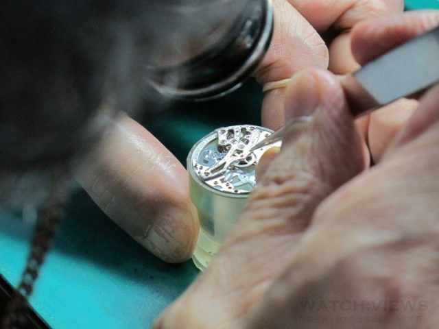 專精機械時計組裝調校的國寶大師櫻田守在千葉縣SII總部進行超薄鏤空金雕機芯6899的組裝，他是SII廠3位獲得大師認證的製錶大師之一，也是「雫石高級時計工房」的發起人之一。
