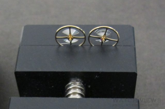 Hi-beat機芯所採用的SPRON 610擺輪遊絲（左）具備極佳的金屬特性，即使經拉扯也不會輕易變形，耐用度與精準度大升級。