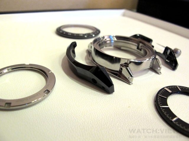 以模組化概念設計的Grand Seiko鈦陶計時碼錶錶殼，有別於一般一體成形的陶瓷錶殼，而採用外層為陶瓷、內層鈦金屬的雙層結構，並且在鈦金屬與陶瓷外殼間保留0.1mm的空隙作為承受衝擊力時的緩衝，解決了陶瓷錶殼易裂的問題提昇了實用性。這也是從使用者角度出發的體貼設計。