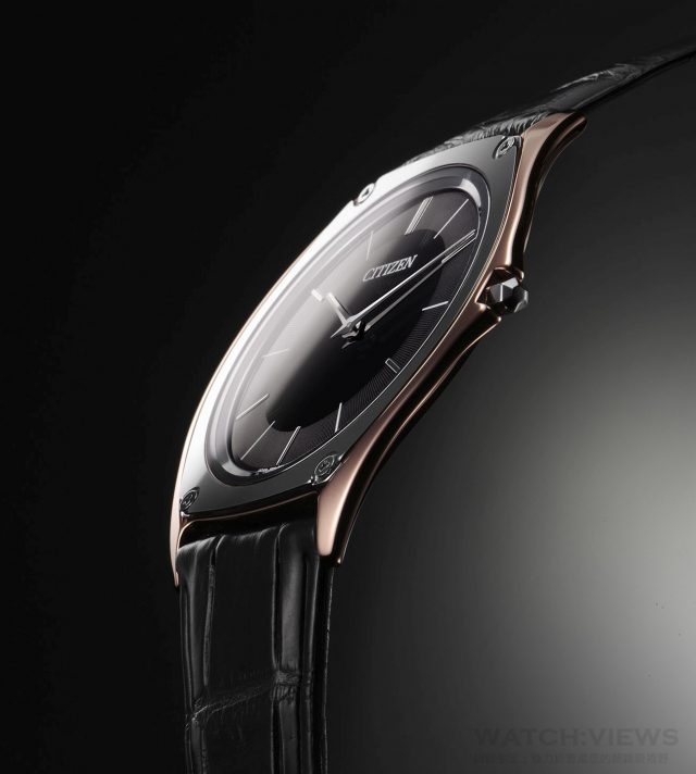 為了紀念Eco-Drive技術誕生40週年，CITIZEN推出了全新的Eco-Drive One旗艦錶款、是目前世界最薄的光動能腕錶，機芯厚度僅有1毫米、錶殼厚度2.98毫米。