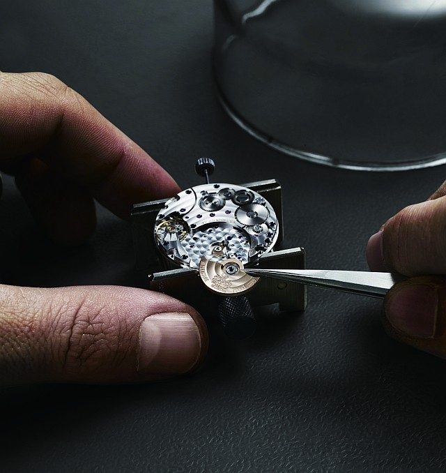 製作超薄腕錶必須為追求極致纖薄而盡可能採用簡化的機械結構，設計傾向簡約風格的超薄工藝，技術門檻相當高，可說是行家才懂得欣賞的複雜功能。
