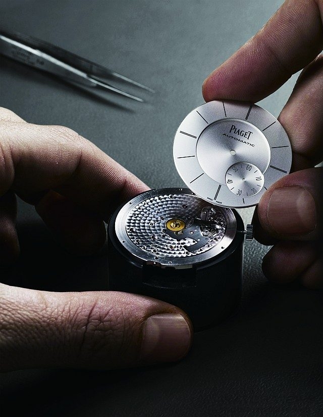 超薄腕錶所需的薄型機芯架構以及薄型的零件，與一般機芯的設計思維完全不同，幾乎沒有通用機芯或零件可供運用，所有零件都必須完全重新設計製造。
