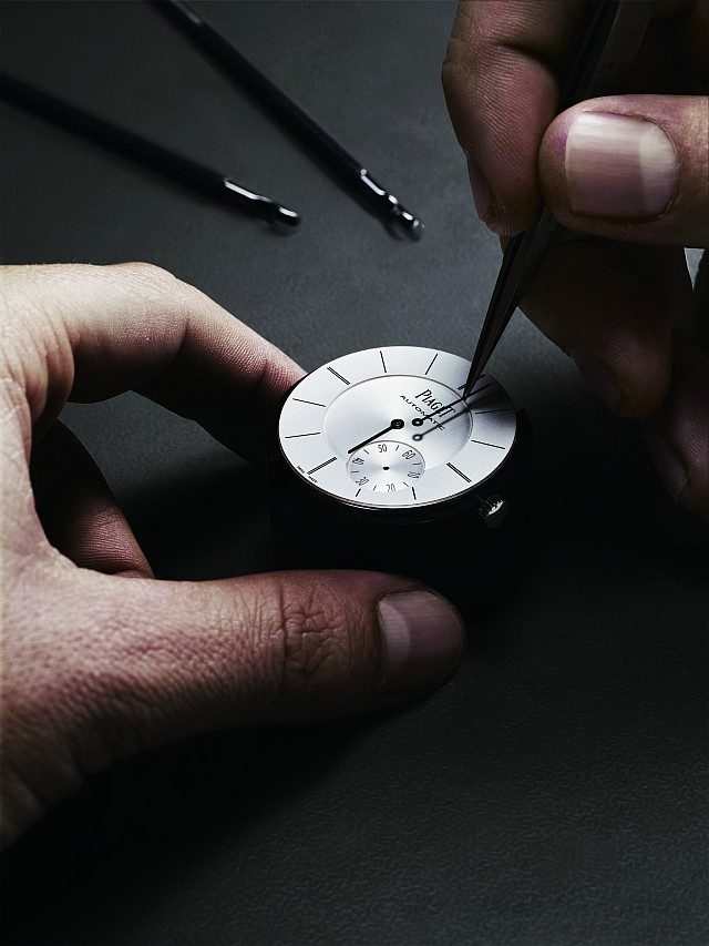 超薄機芯的零件配置更加緻密，意味著零件之間的公差更小，需要經多年訓練，技術更純熟的製錶師才足以擔綱超薄腕錶的裝配。